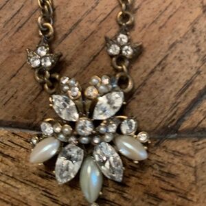 Lovely costume jewelry necklace with "diamond" like pendant
